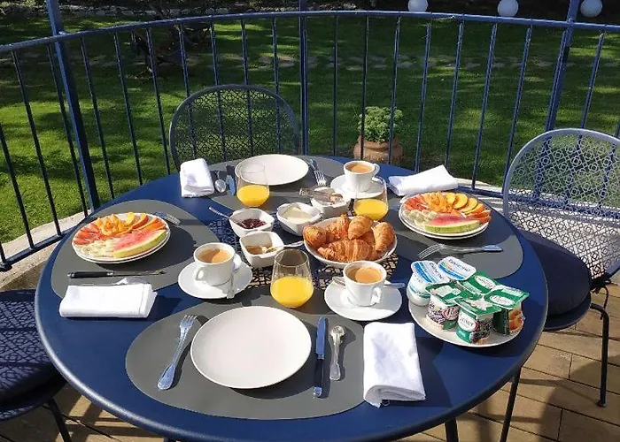 L'audacieuse לינה וארוחת בוקר